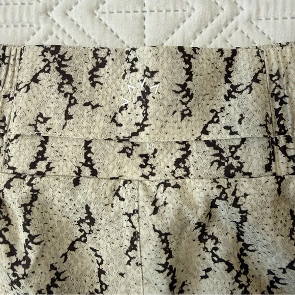 Varley Kallin Running Shorts Snake Print Size S - Picture 8 of 10